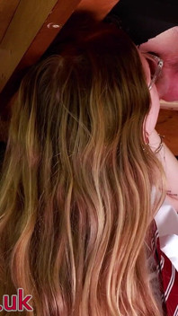 Blondes college-mädchen melkt sich auf dem melktisch mit rae Astora