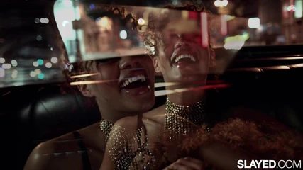 La scarlit dominante mata a Celia para una montada salvaje