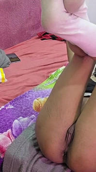 마른 핫한 여자가 아주 맛있는 엉덩이를 보여준다