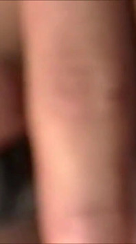 Mereka bermain di rumah saat semua orang keluar di taman