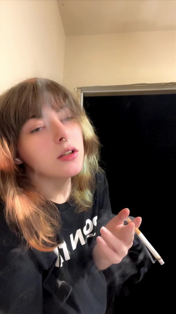 Mushroombitchx: Une star du fume une cigarette