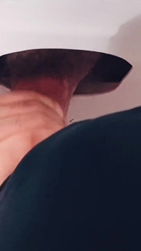 Gloryhole Daddy skjuter på sin hand - sucker slickar allt rent