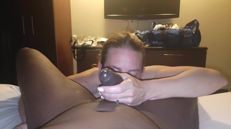 TrixieLove: Une MILF taille une pipe à une grosse bite noire et...