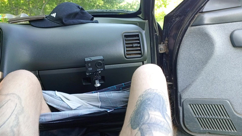 Zona901: In macchina nel parcheggio, la mia matrigna mi masturba il...