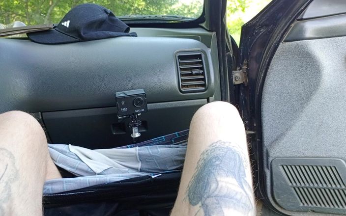 Zona901: În mașina din parcare, mama mea vitregă îmi masturbează pula până...