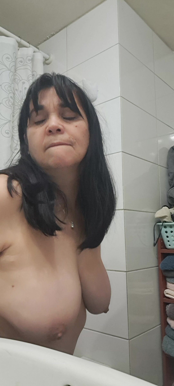 Mommy big hairy pussy: Üvey anne banyoda iyi bir hayalsel sikiş