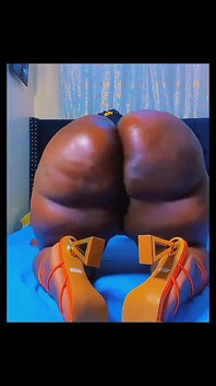 SSBBW twerka a pecorina con i tacchi alti