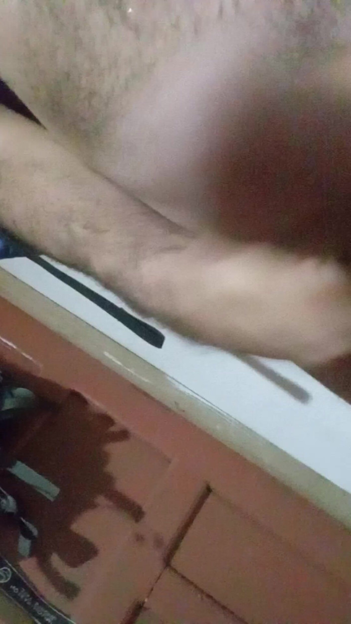 Cute boy jerks off: Чоловік вийшов з ванної кімнати, щоб отримати солому в своїй кімнаті, поки нікого в його будинку немає