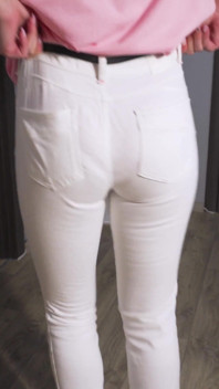 Amateur milf past een spijkerbroek en plaagt zichtbare pantylijn