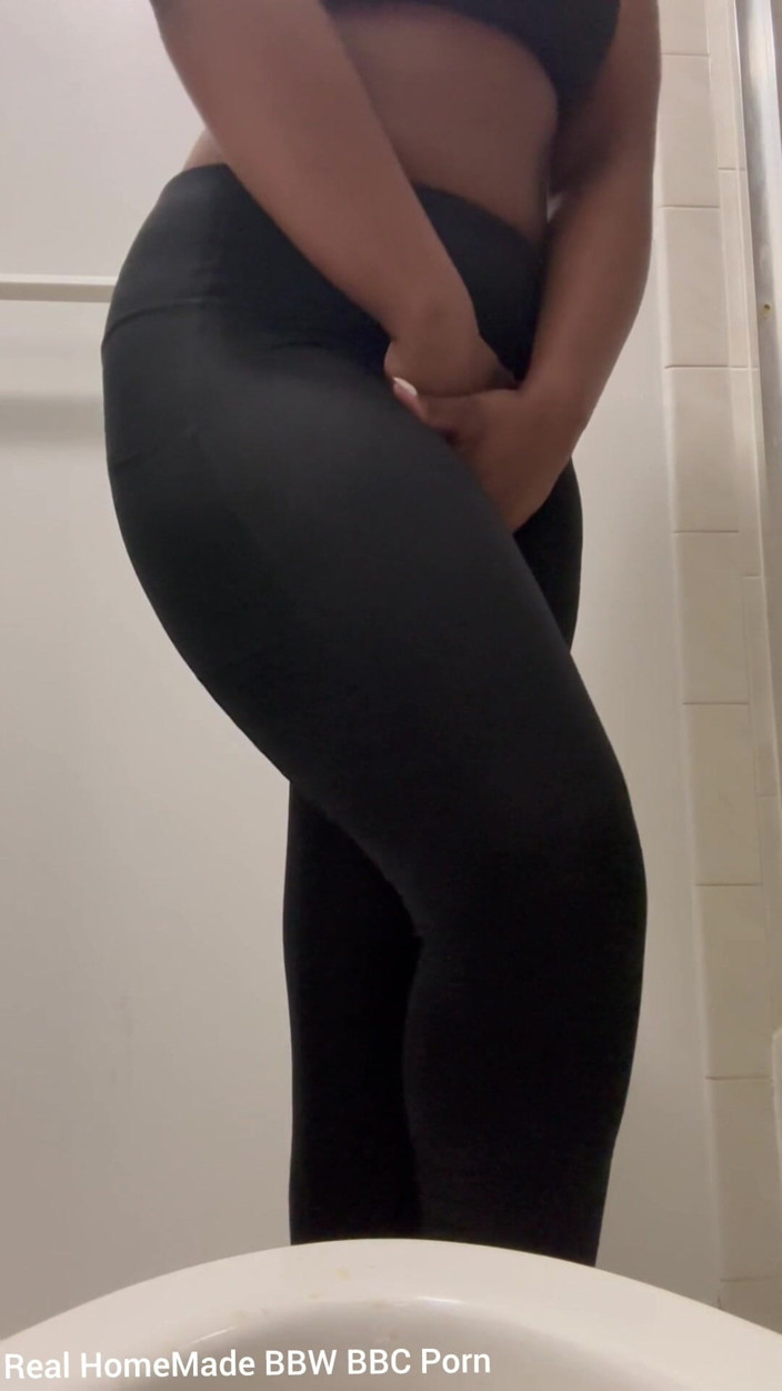Super sexy ebony cuties: Відчайдушно хочу, щоб ми розрізали мої ноги, писає, відео від першої особи в туалеті