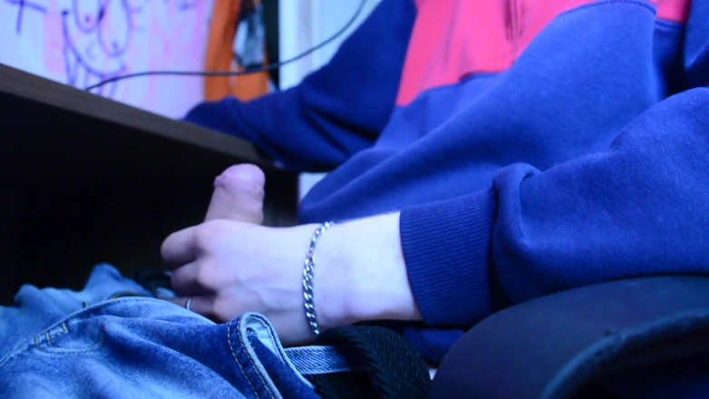 Vinn th20: I masturbate my penis while sitting on a chair