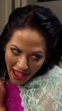 Sexy milf manželka má gangbang a je vyskládaná manželovými přáteli!