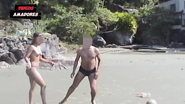 Amateurs videos: 버려진 해변에서 옷을 벗는 핫한 소녀들