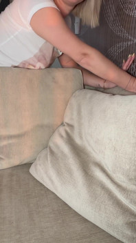 Zakřivená dívka v lesklých silonkách dostane punčocháče zničené - horké cum na zadku