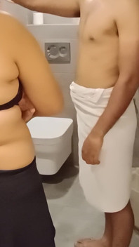 Bà chủ Ấn Độ khỏa thân mát-xa khiêu dâm sau đó người hầu đã đụ ông chủ madam đầy đủ âm thanh tiếng Hin-di