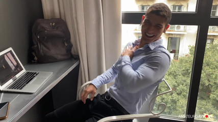 Amateur Gay POV: L'ho preso mentre si masturbava online