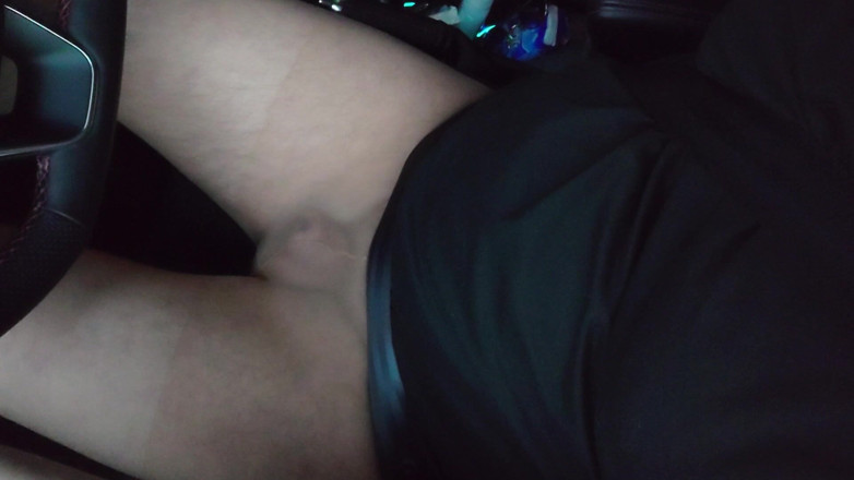 Carmen_Nylonjunge: Pênis Pequeno Em Meia-calça Leve Enquanto Dirige Um Carro