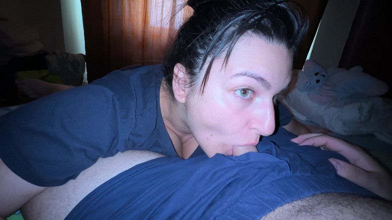 LOLATHESTAR: Je lui suce les couilles et la bite jusqu’à ce...