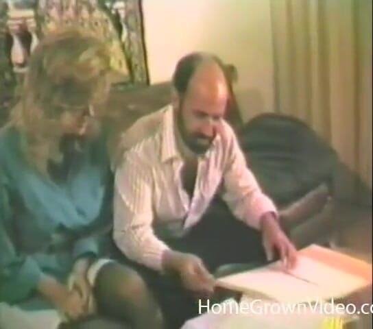 Homegrown Vintage: Blondýnka v punčochách bere svým šéfům péro