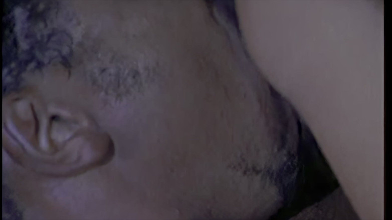 Inthe MILF room: De man is er niet en de mooie vrouw wordt...