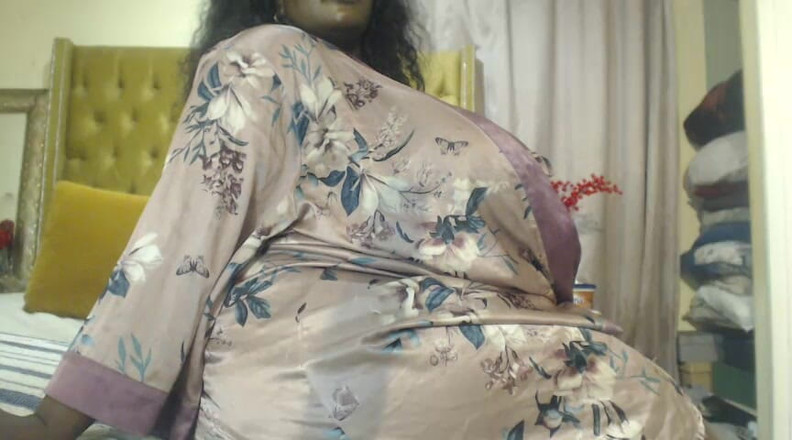 Legendary Booty Overdose: Ibu gemuk bermain alat penggetar dan striptis