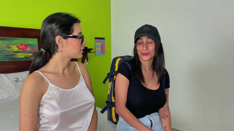 Jenifer Play: Perkhidmatan Penghantaran Rumah Berakhir Dengan Seks Lesbian Dan Ghairah