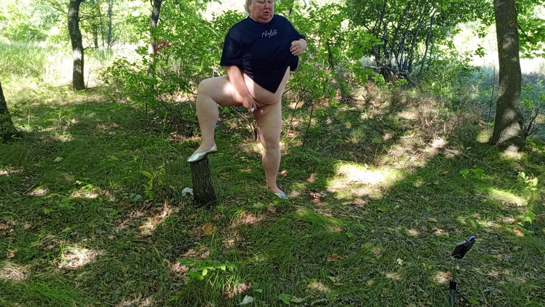 Zona901: Stiefmutter im park masturbiert ihre muschi zu einem mächtigen squirt