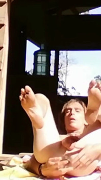 Jovem gay abre sua bunda e toma banho de sol