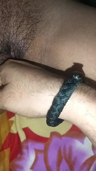 Desi Pooja Bhabhi si nechala namasírovat kundičku