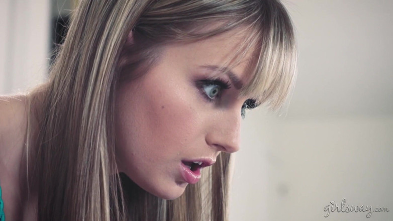 Girlsway: GIRLSWAY - Reporter Scarlett Sage Is Being Fucked By Lesbaliens Carolina...