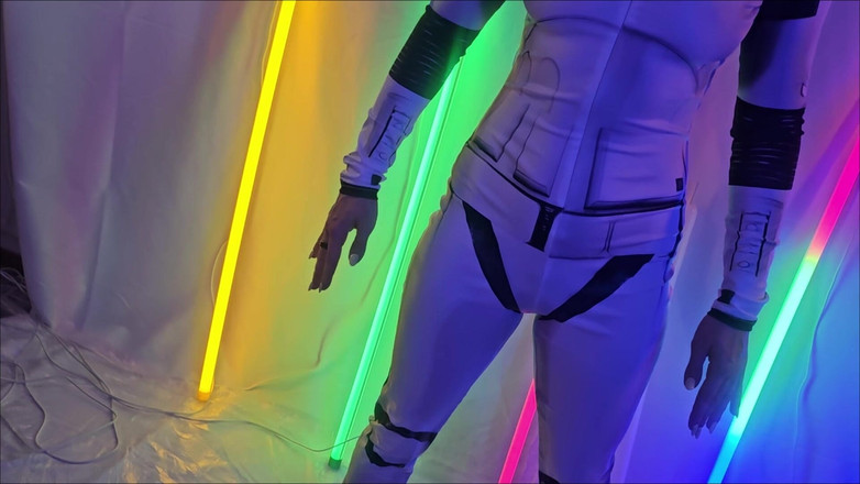 Flexble Hanna: Robot kız mastürbasyon yapıyor ve taşakla fışkırtıyor