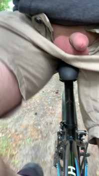 Expunere de pulă în pădure, plimbare cu bicicleta, băiat tânăr, amator