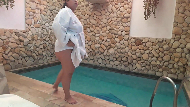 Enfgulosa: Stříkání v bazénu.