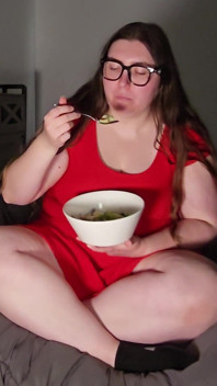 Asmr büyük salatalı mukbang: iri güzel kadın kıvrılıyor ve ağzına alıyor