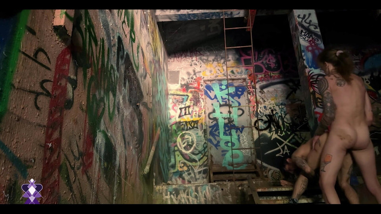 Gray Perrier: 变性女孩在一个废弃的动力装置中公开操一个变性人