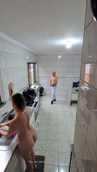 Služka se svléká a přijímá výstřik na obličej