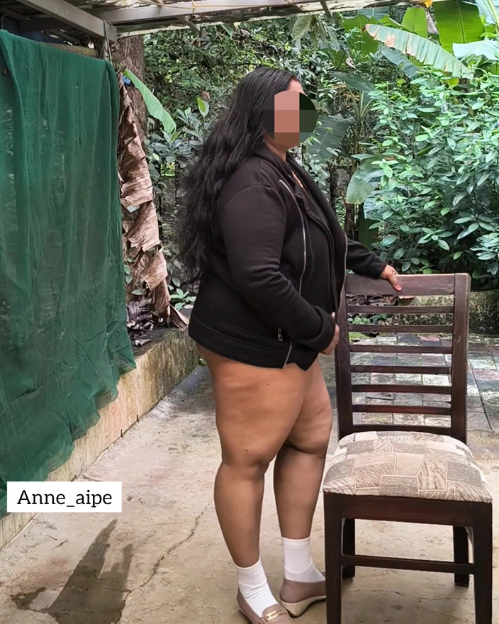 Anne Ipe: काली जैकेट में भारतीय सुडौल लड़की पूरी तरह से कैमरे के लिए कपड़े उतारती है