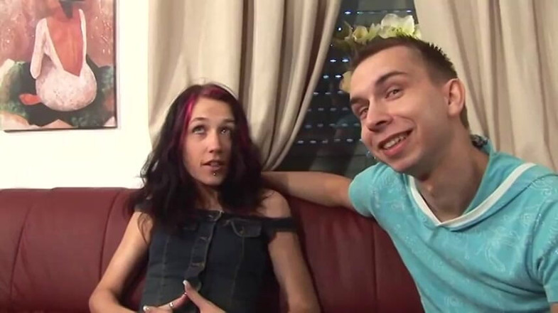 123XXX - 100% Amateurs: Cette petite brune adore le sexe par derrière