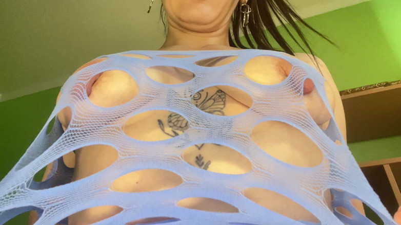 Kristi Ren: Estos pezones son tan enormes que convirtieron mi vestido favorito...