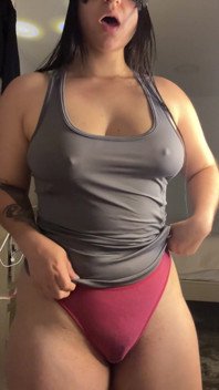 Sexy Latina vás svádí tím, že jí hladí tělo oblečením – silný orgasmus ji nutí vzdychat rozkoší