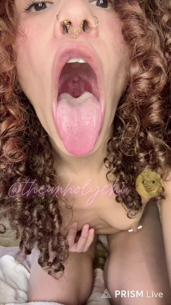 theunholychi: Ağzına işiyor