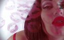 Goddess Misha Goldy: Baisers rouges sensuels