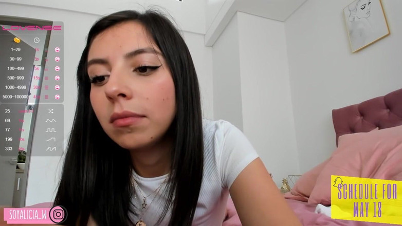 Cute Alice: Roztomilá Alice klečí před vámi, její tvář zbožní tvého ptáka,...