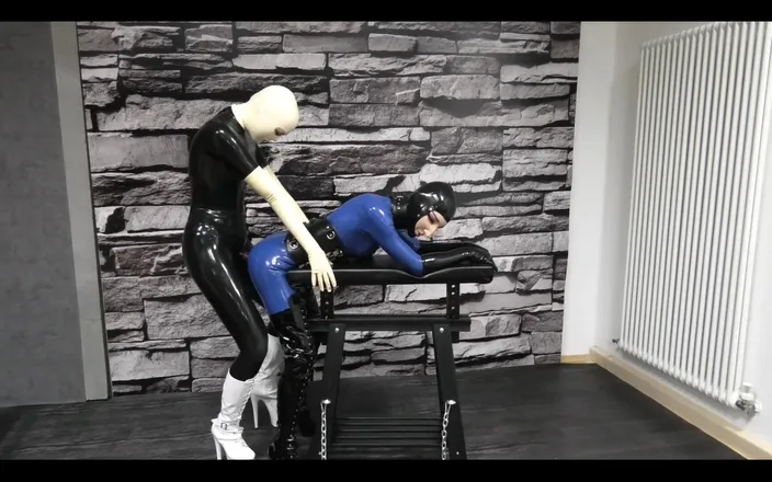 Rubberdoll ruby: Lastik kadın kılıklı sürtük sikiliyor
