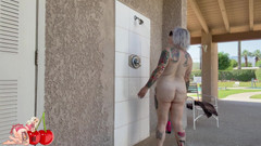 CherryBombBomb: Goyangin pantatku dan mandi sambil bugil di kolam renang umum