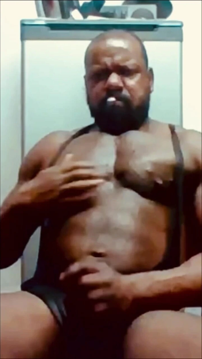 Black smoking muscle stepdad: 黑人健美者口头抽烟和射精