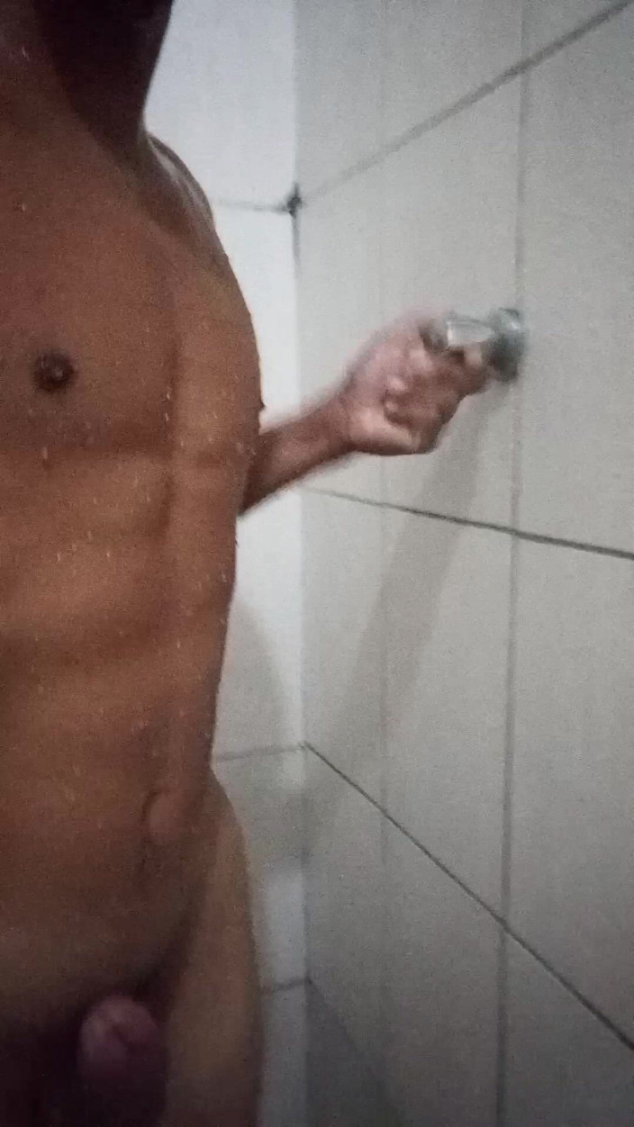 Bruninho Menezes: Brazilská brunetka 16 cm tlustá ve sprše – chlupatý a tvrdý penis...