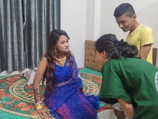 Bollywood porn: 两个女孩勾引了一个年轻男孩，那个男孩操了一个女孩
