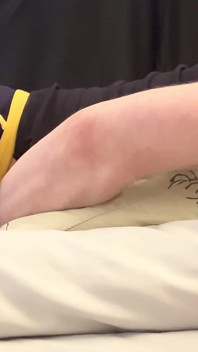 Cspot se excită și are un orgasm puternic uitându-se la porno pe căști