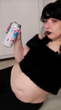 Carina ragazza gotica paffuta burping, rumori della pancia e gioca con la pancia